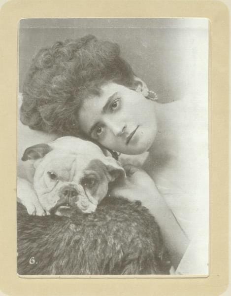 Портрет девушки с собакой, 1910-1917