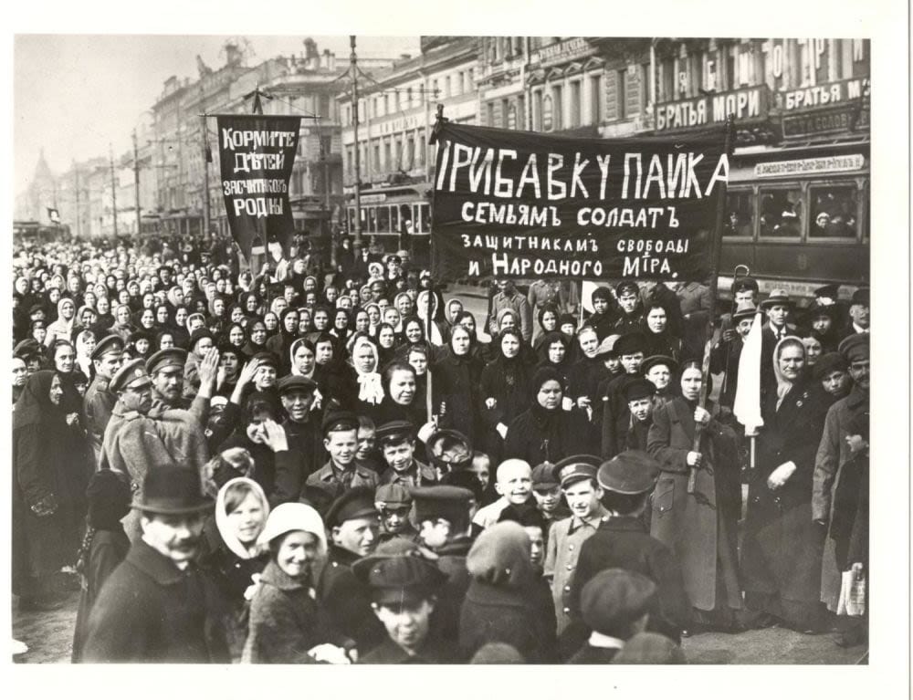 Группа солдатских жен, марширующих к Думе, 1917(?)