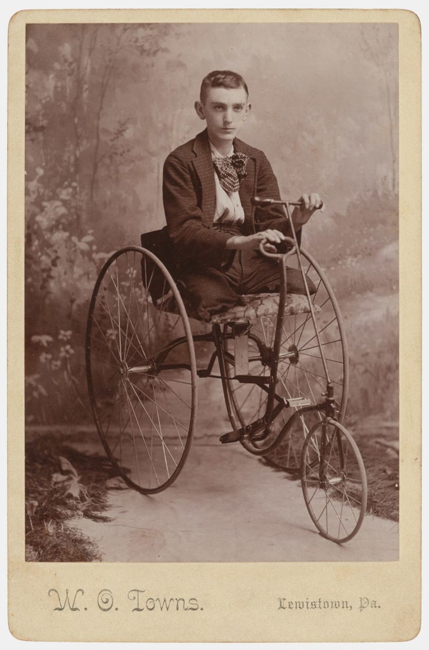 Мальчик в инвалидной коляске, 1890-е