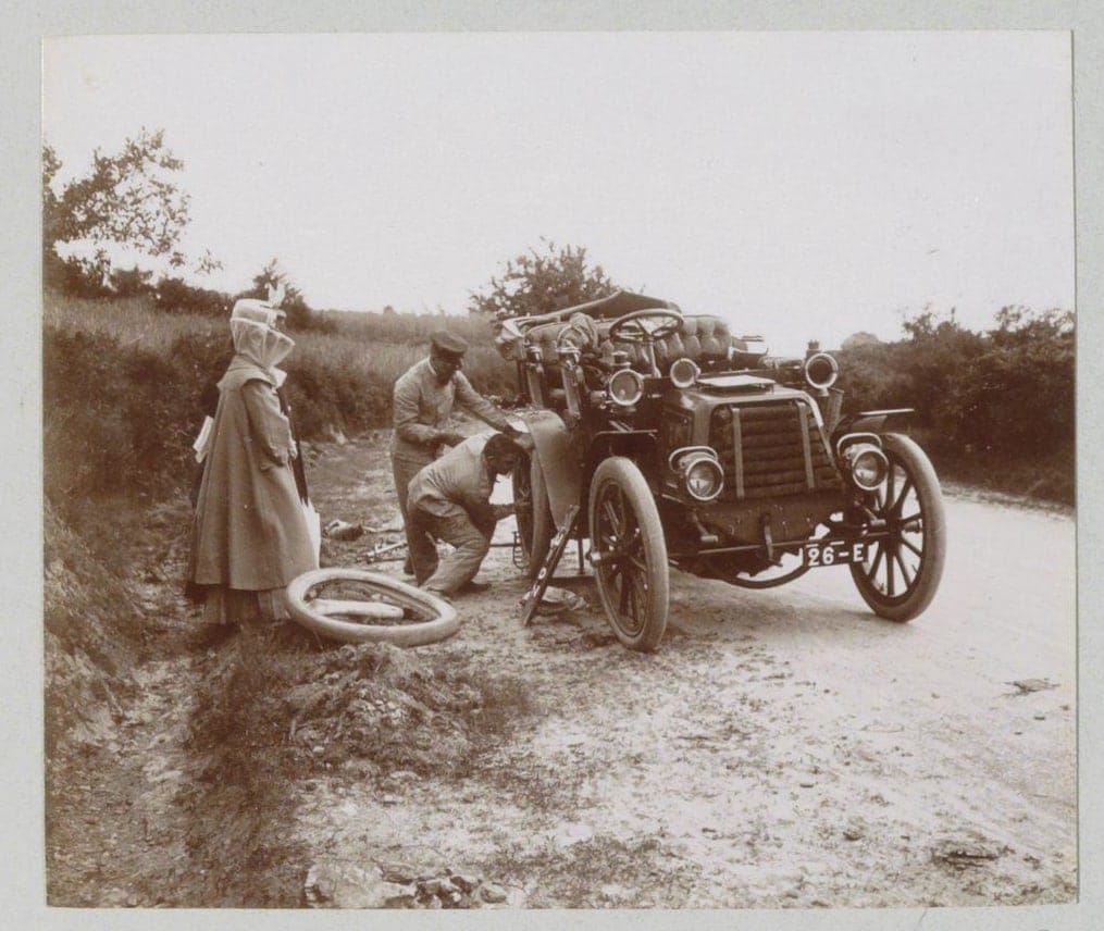 Замена шин автомобиля на проселочной дороге, 1903