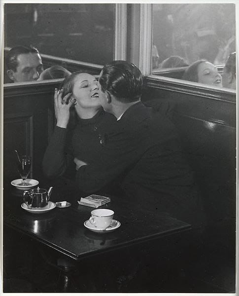 Влюбленные в маленьком парижском кафе, фотограф Брассай, 1930-е