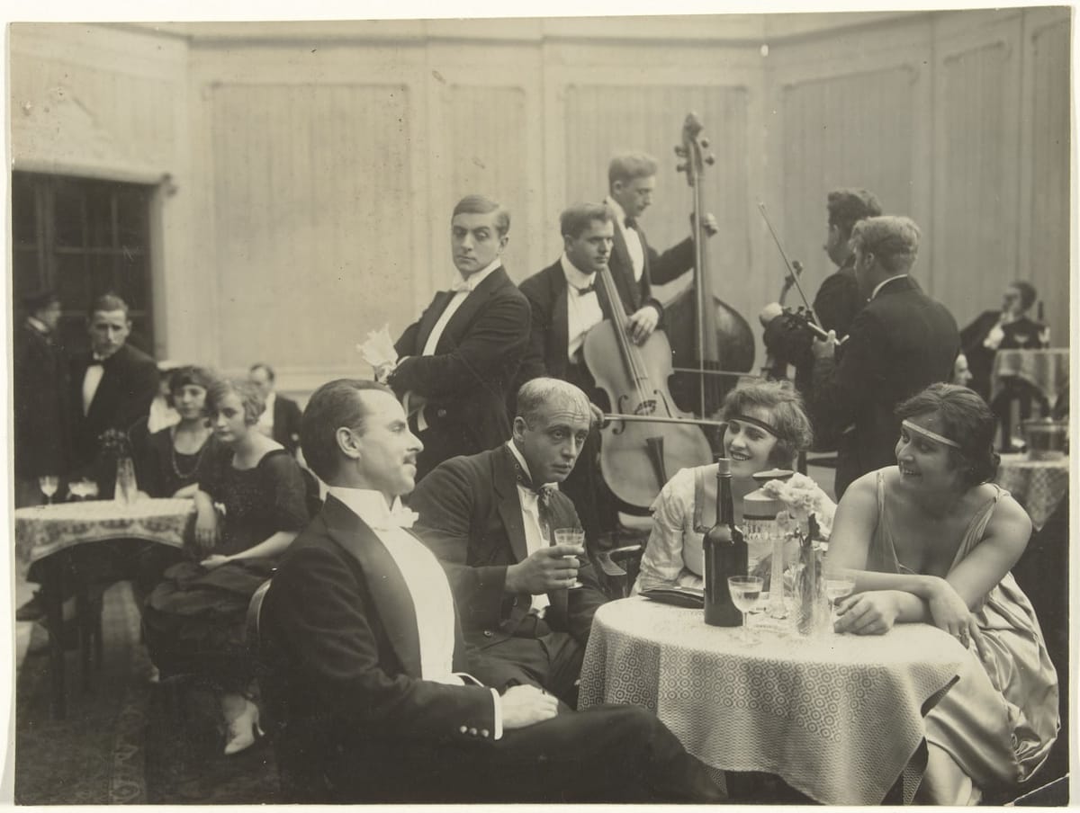 Театральная труппа за столом с камерным оркестром, 1920 - 1935
