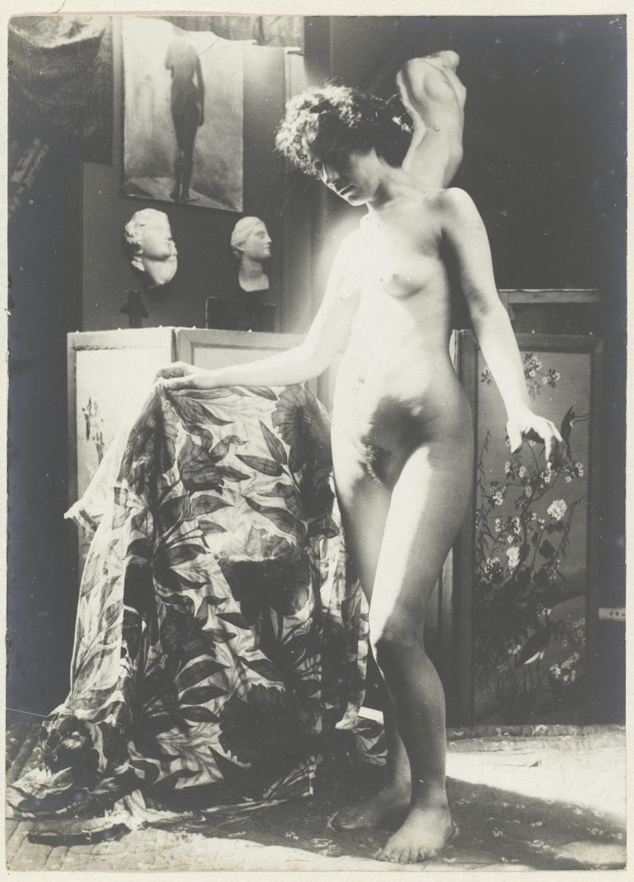 Обнаженная женщина в мастерской, 1900–1920