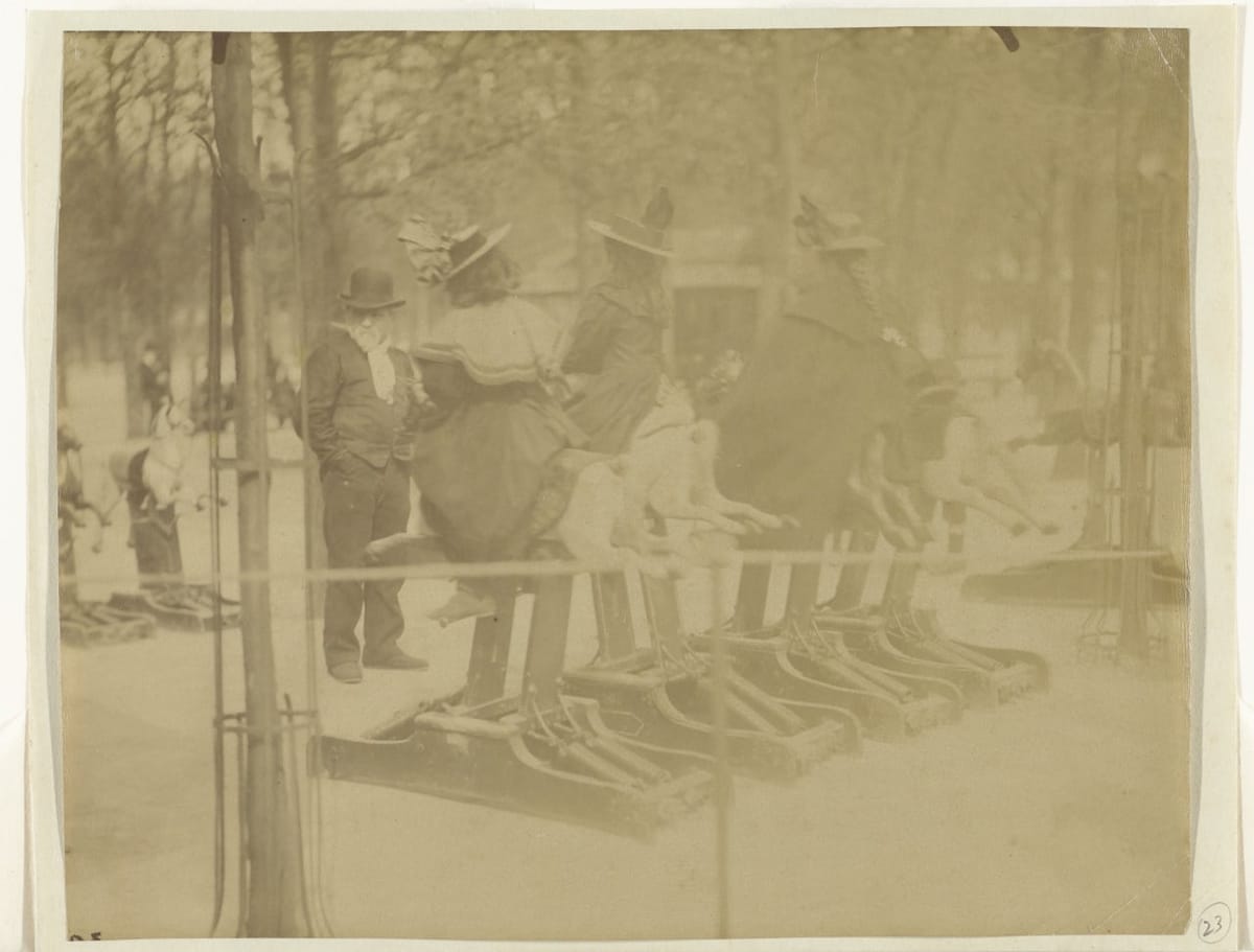 Дети на механических лошадках-качалках в Люксембургском саду, 1900-е