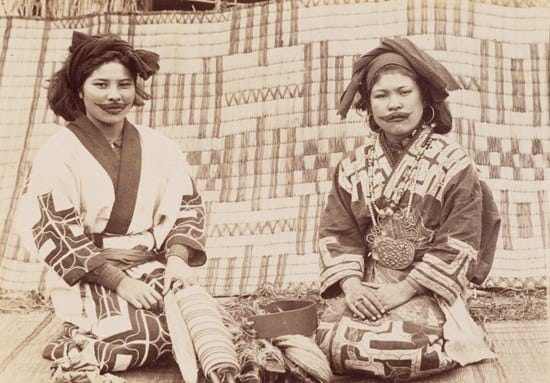Две айнские женщины в традиционных нарядах, 1890-е
