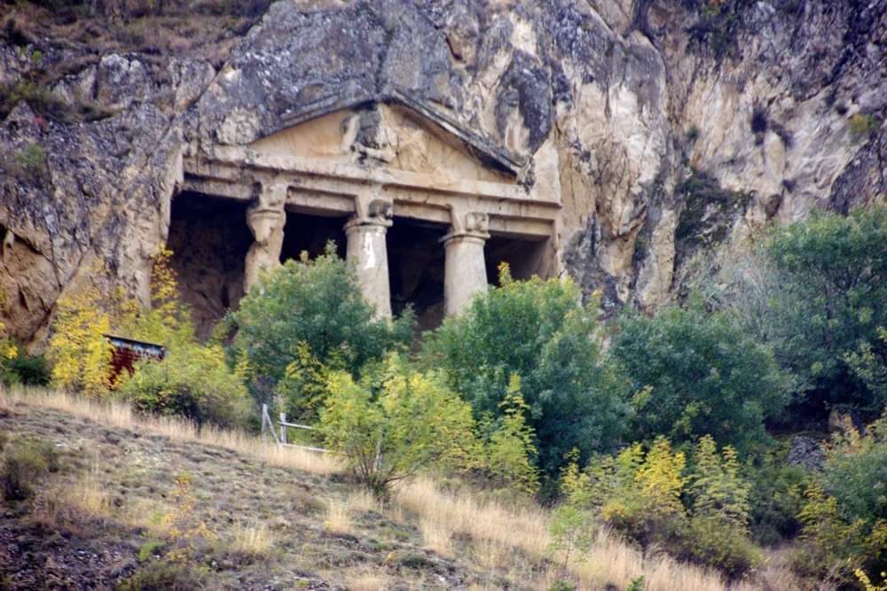Скальная гробница в деревне Салар, провинция Синоп, Турция