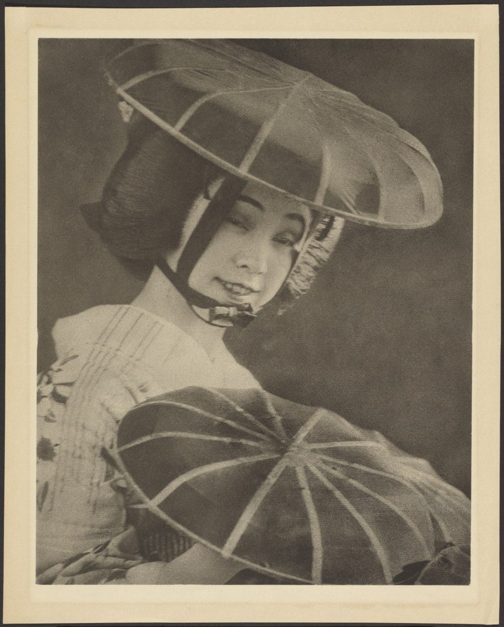 Японка в кимоно и круглой шляпке, 1920