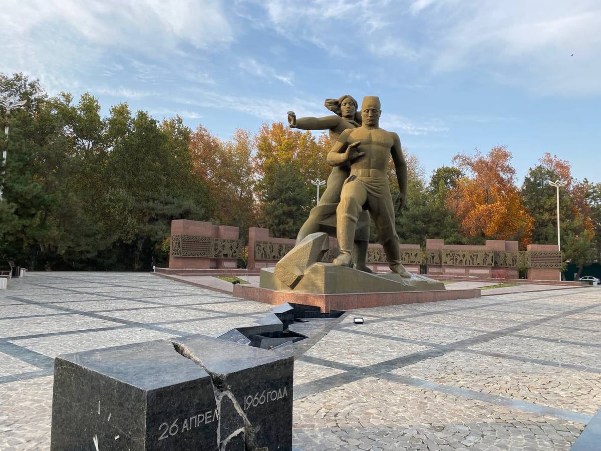 МЕМОРИАЛ ЖЕРТВАМ ТАШКЕНТСКОГО ЗЕМЛЕТРЯСЕНИЯ 1966 ГОДА на берегу древнего канала Анхор в Ташкенте