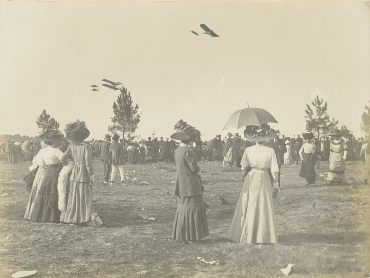 Зрители смотрят на самолеты, Франция, 1910
