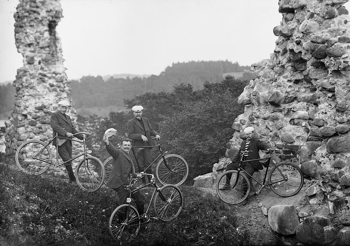 Велосипедисты на склонах замка Феллин, 1902