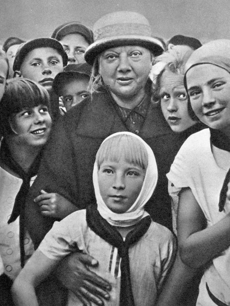 Надежда Крупская среди пионеров — детей рабочих кирпичного завода им.Книпович, 19 сентября 1928 года