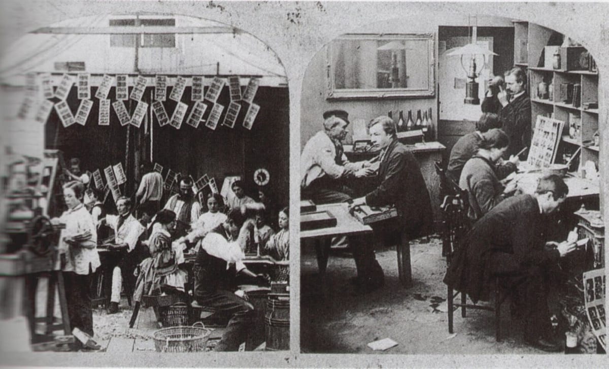 Сотрудники фотоателье за работой, 1870-е
