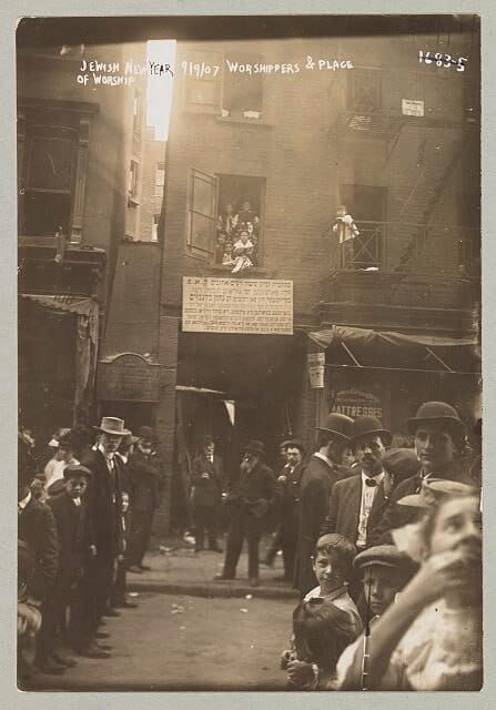 Еврейский Новый год, синагога в многоквартирном доме в Нью-Йорке, 1907
