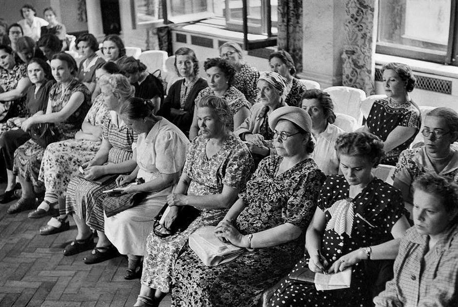 В 1954 году знаменитый французский фотограф, один из основателей фото-агентства «Magnum Photos» Анри Картье-Брессон вместе с женой отправились в СССР