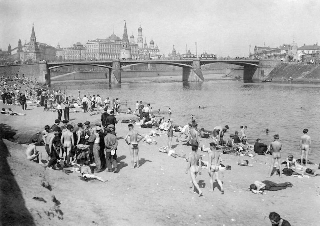 На берегу Москвы-реки, 1928 год