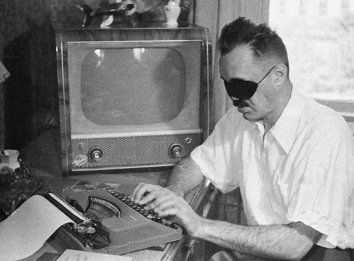 Эдуард Асадов за работой, 1960 год