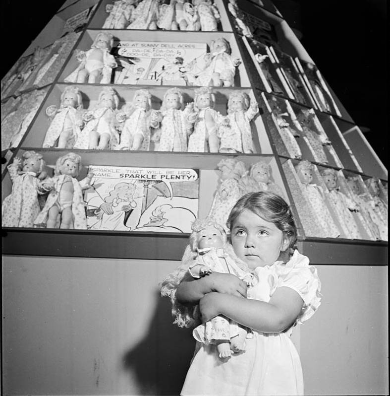 Девочка и куклы Фотография Стэнли Кубрика для Look Magazine, 1947 год