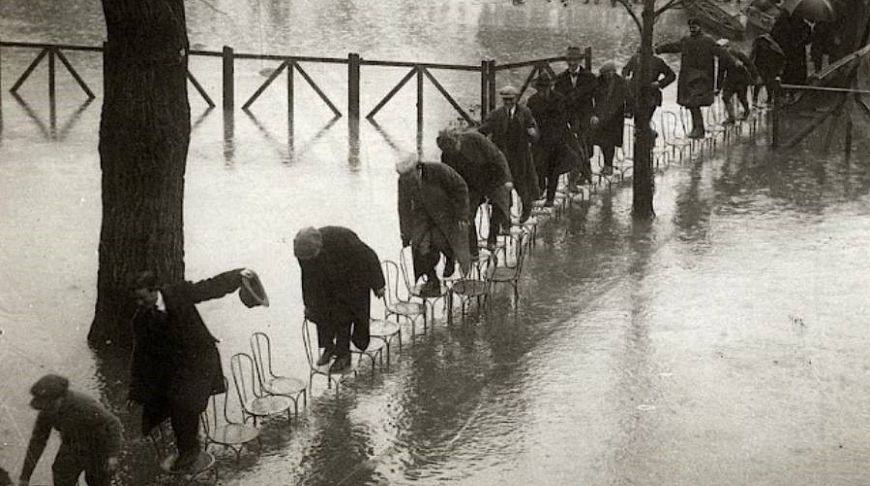 Парижане во время наводнения в 1924 году