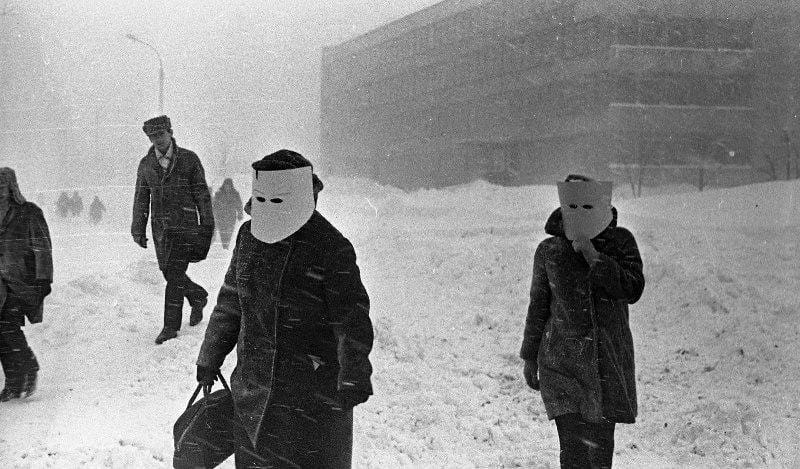 Женщины в масках во время метели в Южно-Сахалинске, 1968 год
