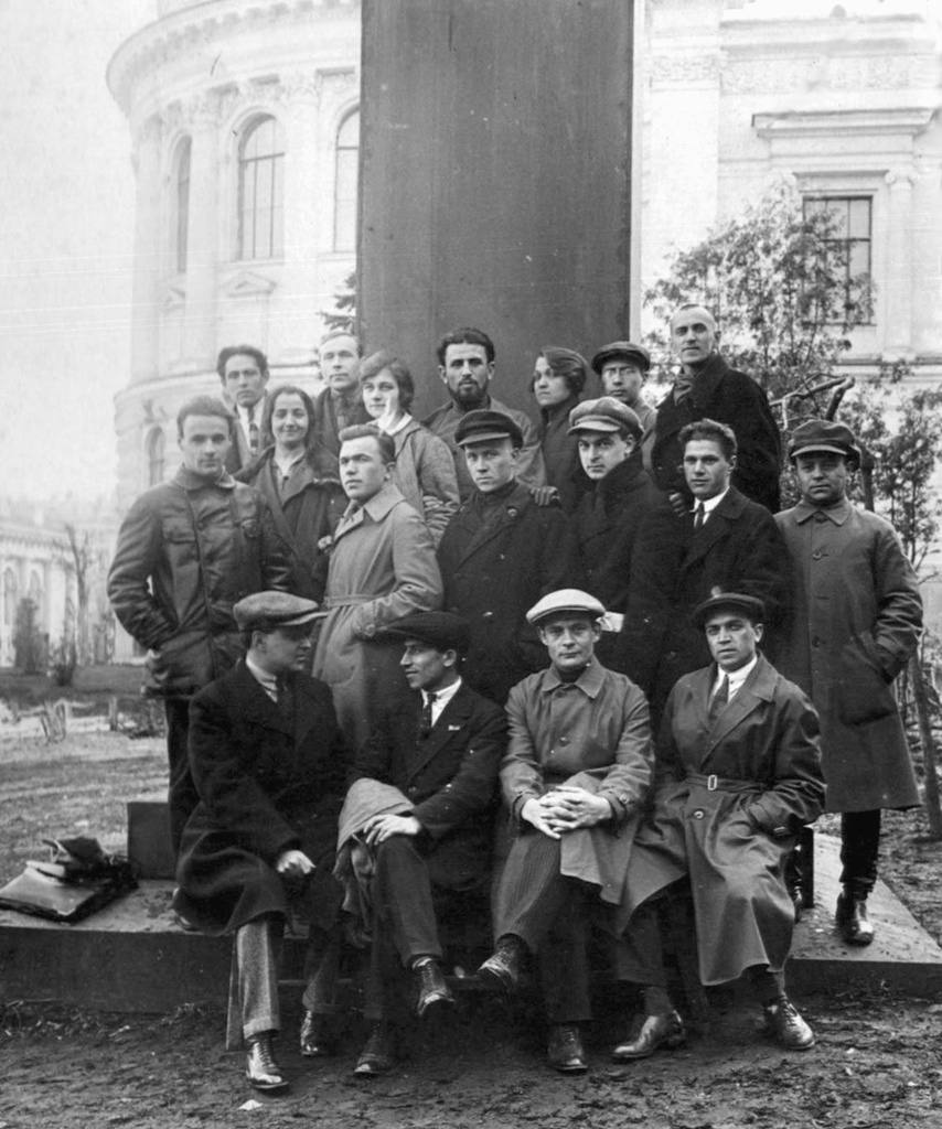 Студенты-юристы во дворе МГУ, 1929 год