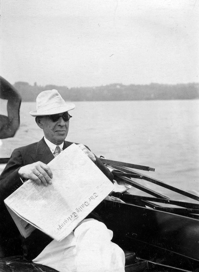 Сергей Рахманинов на своей моторной лодке Швейцария, имение Сенар, 1939 год