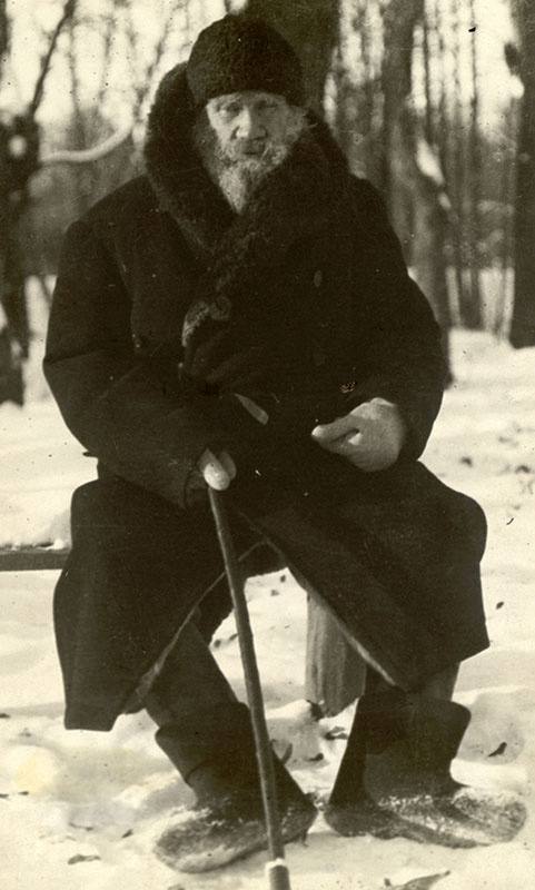 Лев Толстой на прогулке в Ясной Поляне, 1908 год