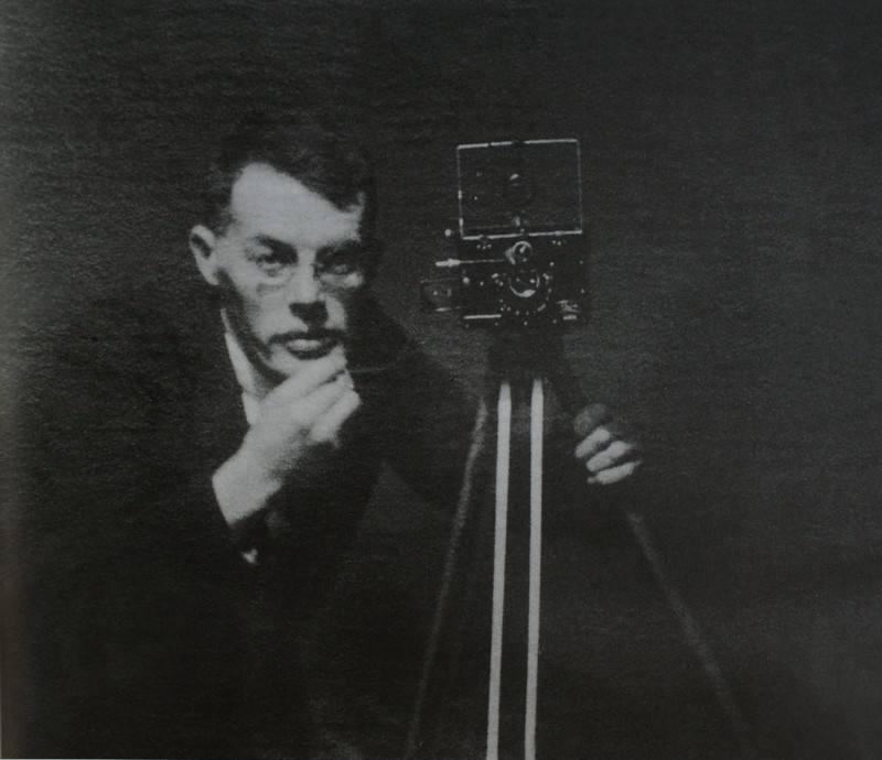 Илья Ильф со своей первой камерой Bebe Ikonta, 1930 год