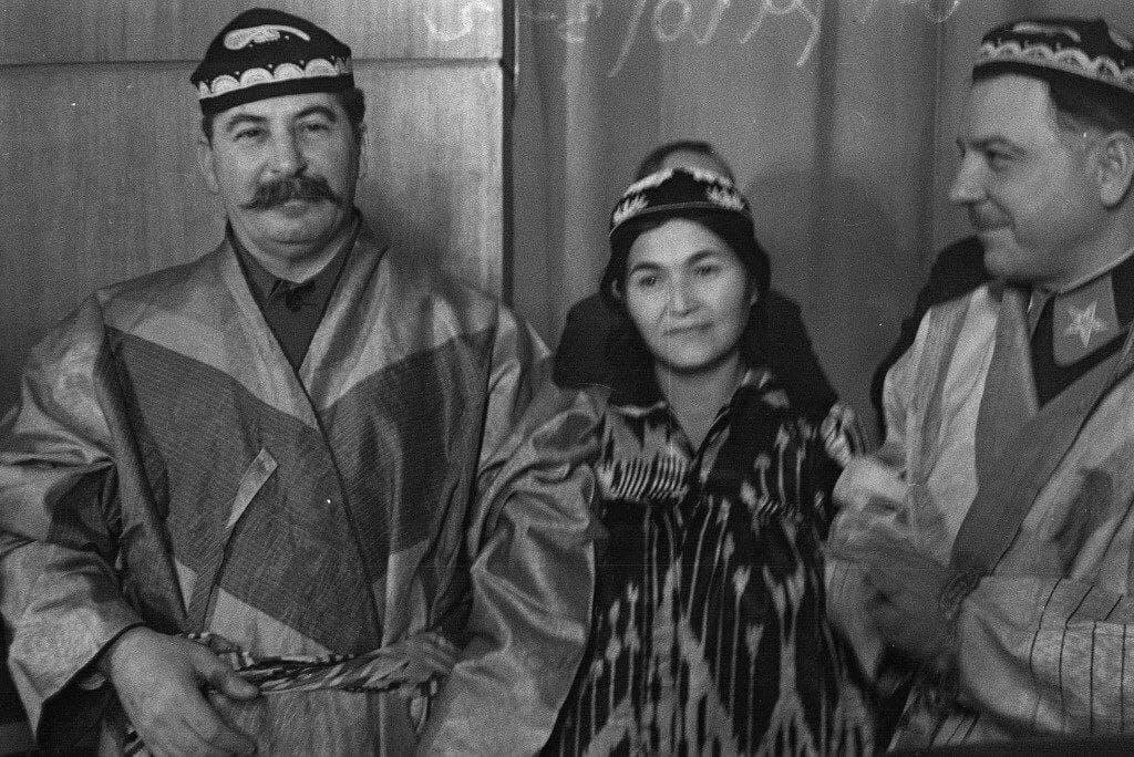 Сталин в таджикском национальном костюме в 1935 году