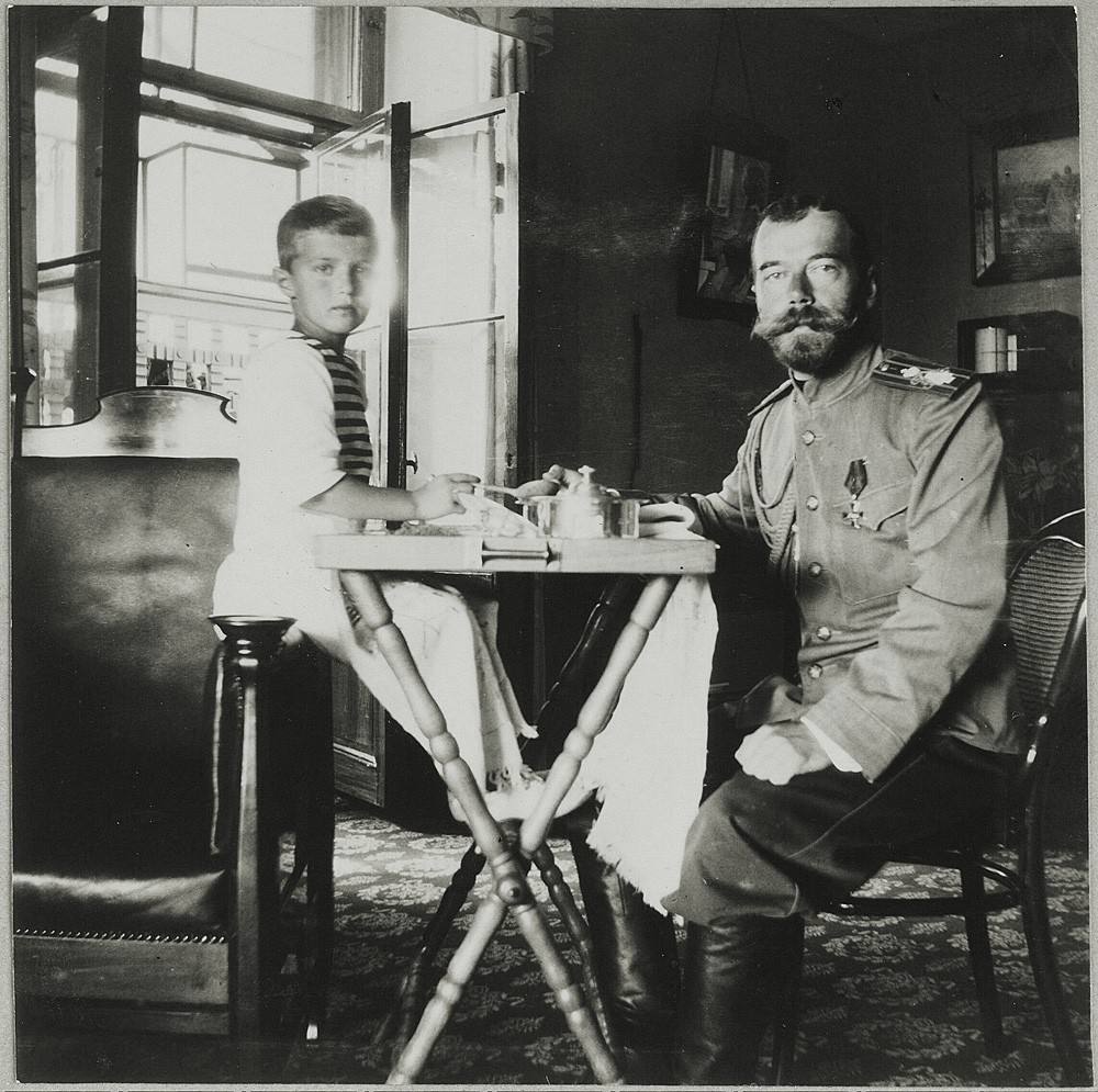 Император Николай II с сыном Цесаревичем Алексеем за завтраком, 1909 год