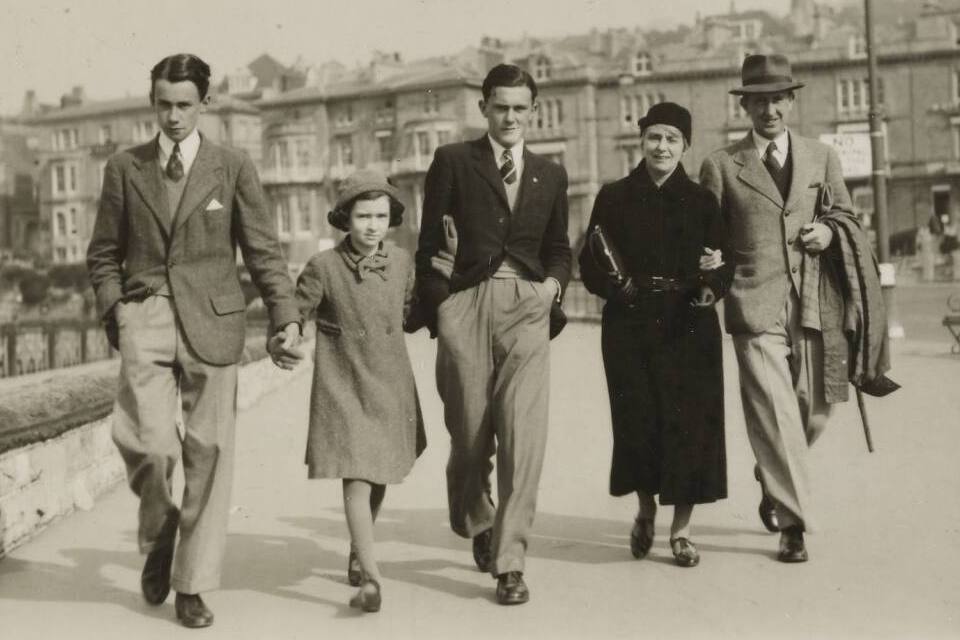 Джон Толкин с женой Эдит и детьми: Майклом, Присциллой и Кристофером, 1940 год