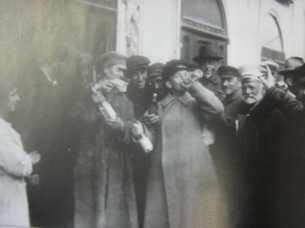 26 ноября 1917 года ВРК принял решение уничтожить все винные и спиртовые запасы в Петрограде