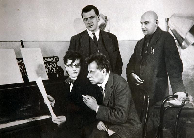 Дмитрий Шостакович, Всеволод Мейерхольд, Владимир Маяковский и Александр Родченко во время работы над спектаклем «Клоп», 1929 год