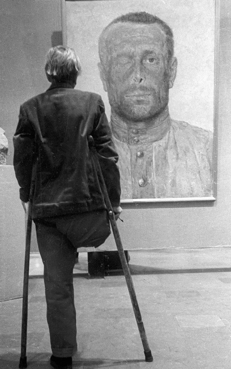 Ветеран у картины Гелия Коржева «Следы войны», 1964 год
