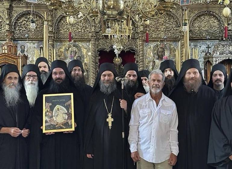 Мел Гибсон с братией сербского монастыря Хиландар на Святой горе Афон после богослужения