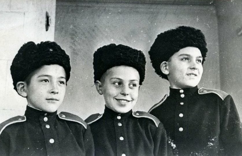Воспитанники Суворовского училища