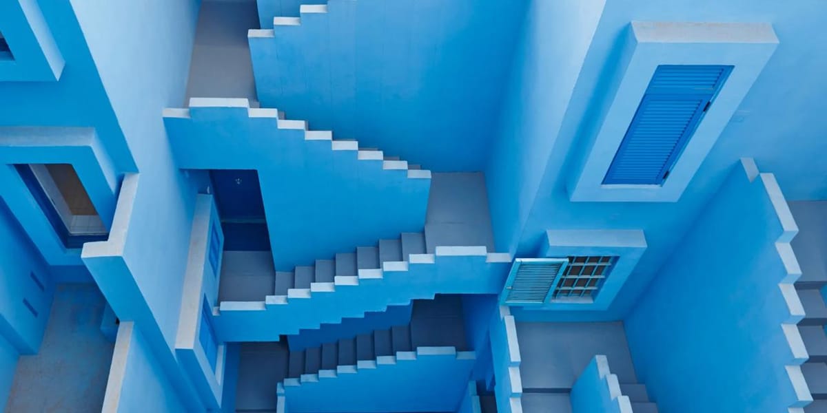 Здание La Muralla Roja в пригороде Аликанте (Испания), построенное в 1973 году по проекту архитектора Рикардо Боффиля
