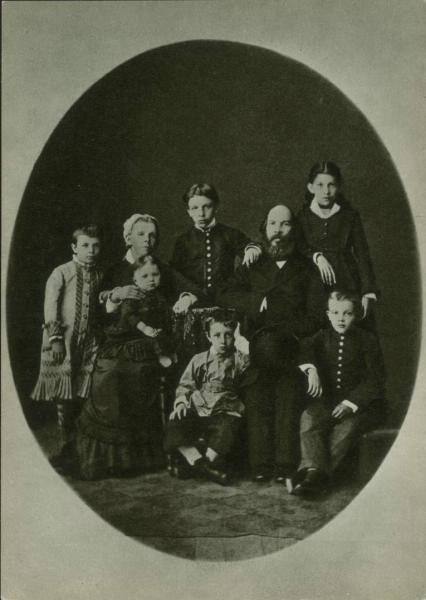 Владимир Ленин, то есть Ульянов-Бланк, (крайний справа) в кругу семьи, 1879 год