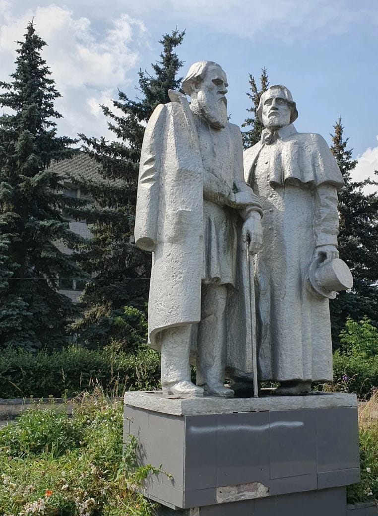 Памятник Толстому и Тургеневу в тульском поселке Чернь