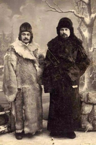 Господа из Енисейской губернии в шубах и меховых шапках, 1900-е годы