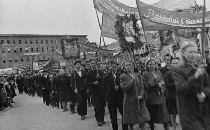 Трудящиеся прославляют великого Сталина в Кенигсберге в 1946 году