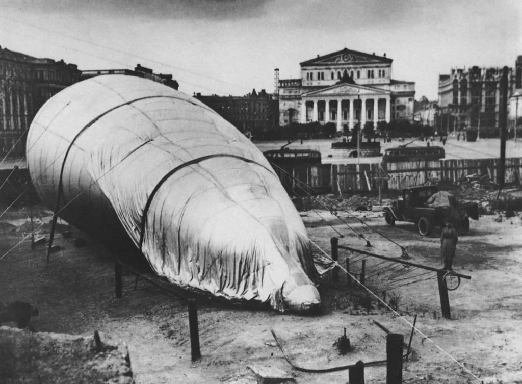 Театральная площадь летом 1941