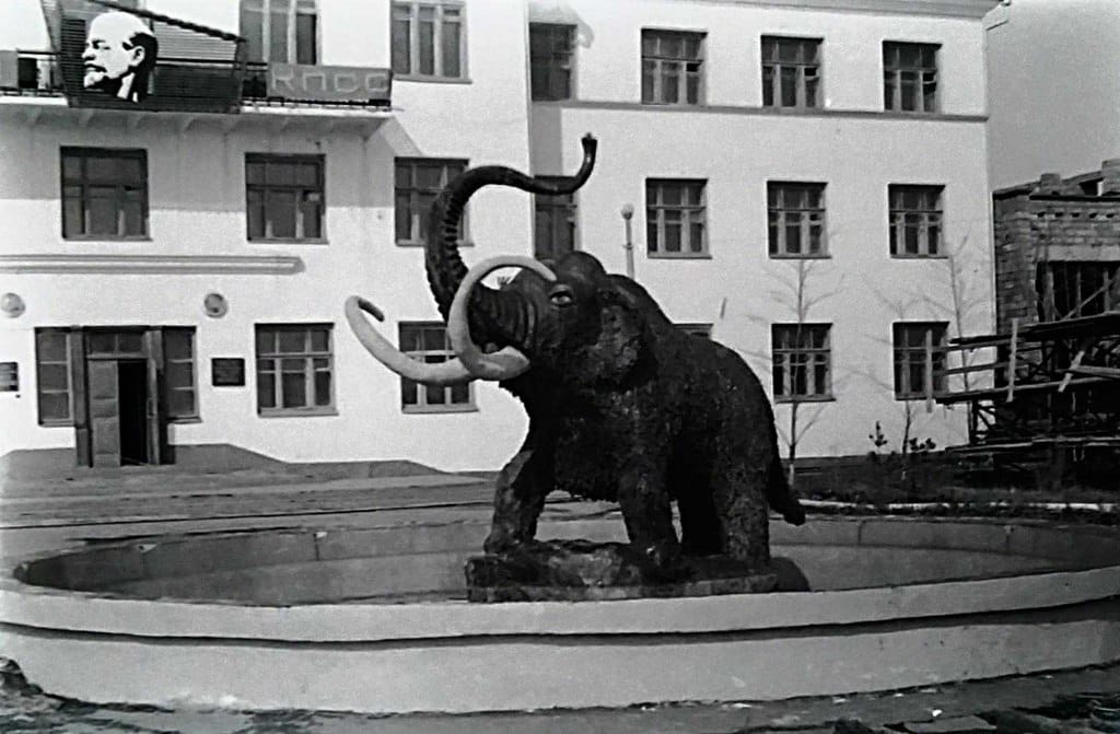 Скульптура мамонта у Института Мерзлотоведения в Якутске в 1970-е годы