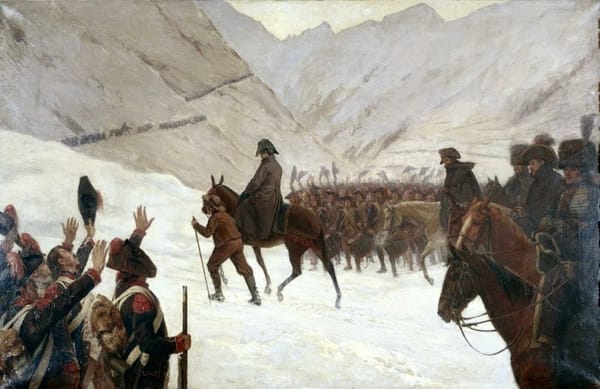 Всадник в тёмной шинели и двууголке едет по снегу, рядом проводник с посохом. Слева солдаты машут шапками, вдали в ущелье тянется колонна.