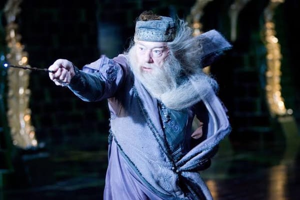 Узнал о невероятно интересной теории о том, что действие книг о Гарри Поттере происходит в Шестой Эпохе Средиземья из "Властелина колец", когда магия перестала быть повсеместной, эльфы сошли с арены, а оставшиеся превратились в домовиков в…