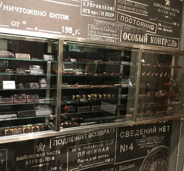 Стеклянные витрины с рядами штампов и печатей на фоне стены с надписями «Особый контроль», «Постоянно», «Подлежит возврату».