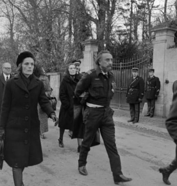 Ромен Гари, один из величайших авторов XX века, в форме Французских свободных воздушных сил на похоронах создателя этого подразделения генерала Де Голля в ноябре 1970 года