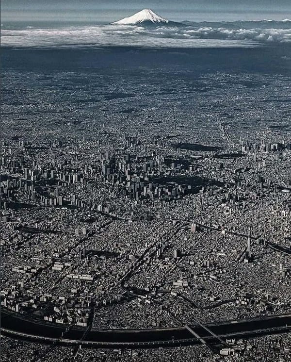 В 1920 году в Токио проживало менее 3,7 миллиона человек, в 1962 году население Токио достигло 10 миллионов, в наши дни в столице Японии проживает 37 миллионов человек, и это самый населенный город мира
