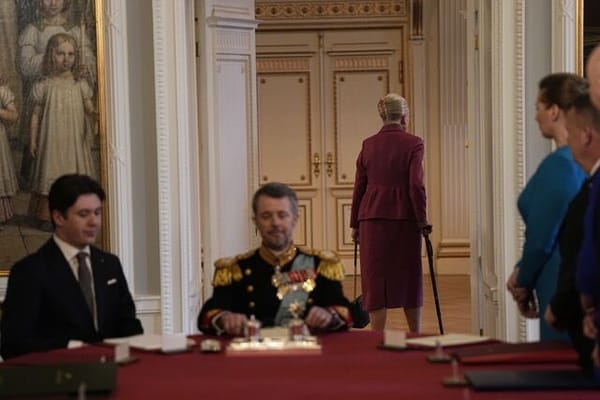 Данией теперь правит Фредерик X, но королева Маргрете II сохранит свой титул, в отличие от королевы Нидерландов Беатрикс, которая после отречения стала принцессой Беатрикс