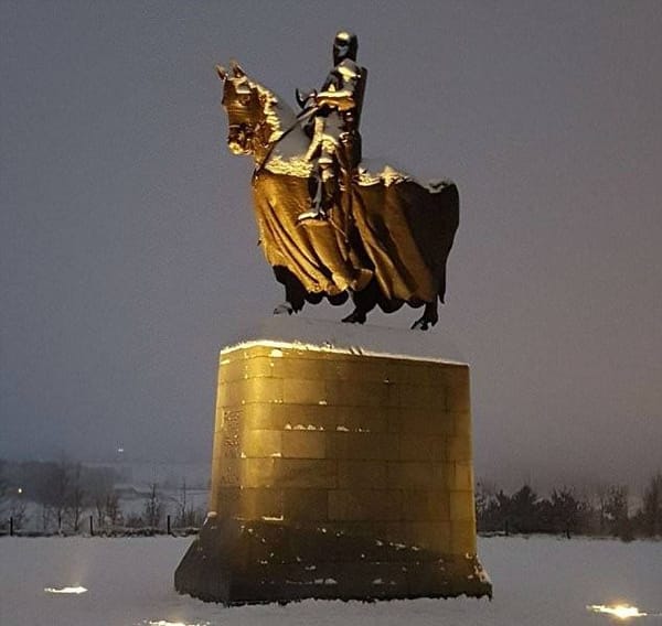 Памятник Роберту Брюсу у поля битвы при Бэннокберне в Шотландии с необычным постаментом