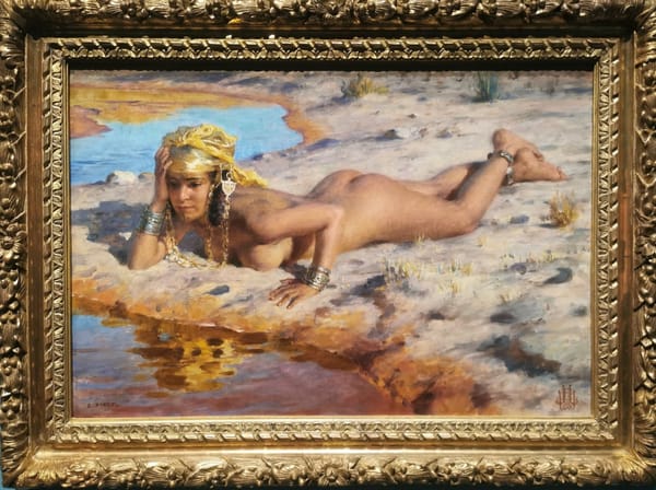 Девушка отдыхает у воды